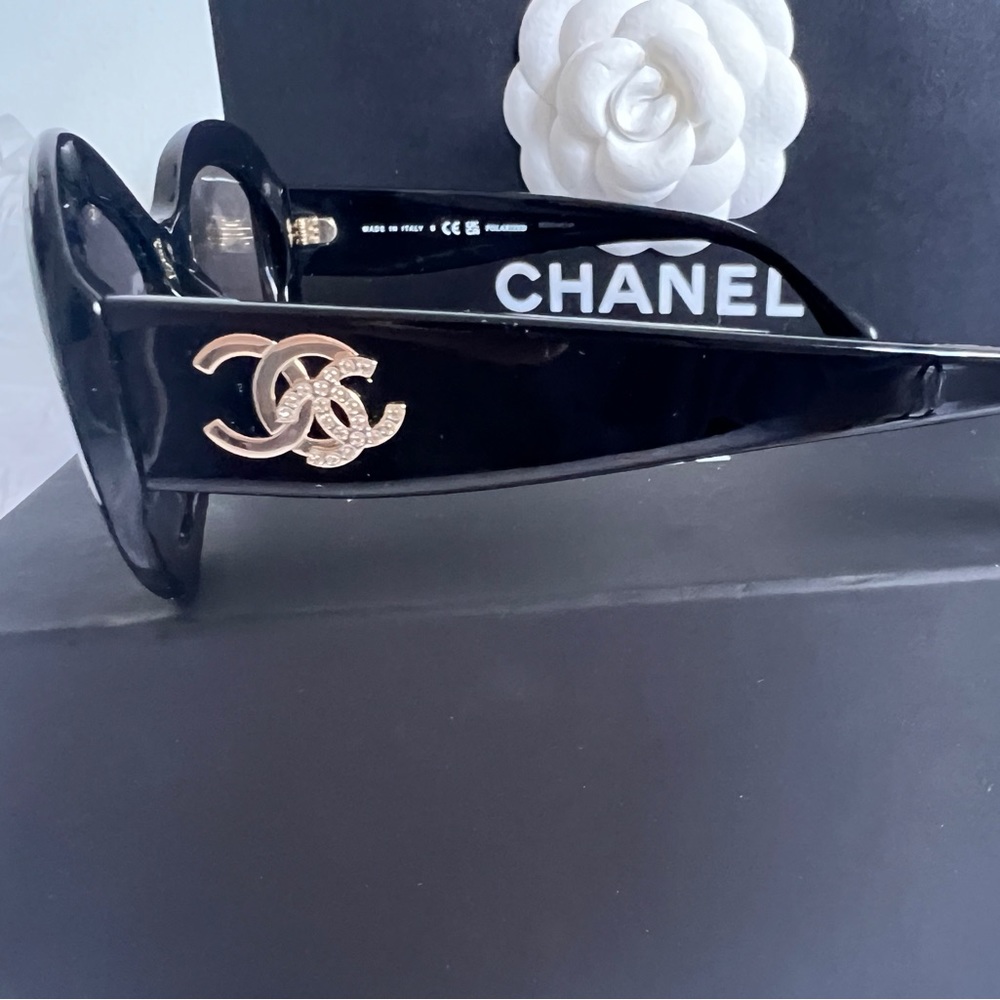 Authentic Chanel RECTANGLE SUNGLASSES
Acetate Black. Lenses: Gray, Polarized